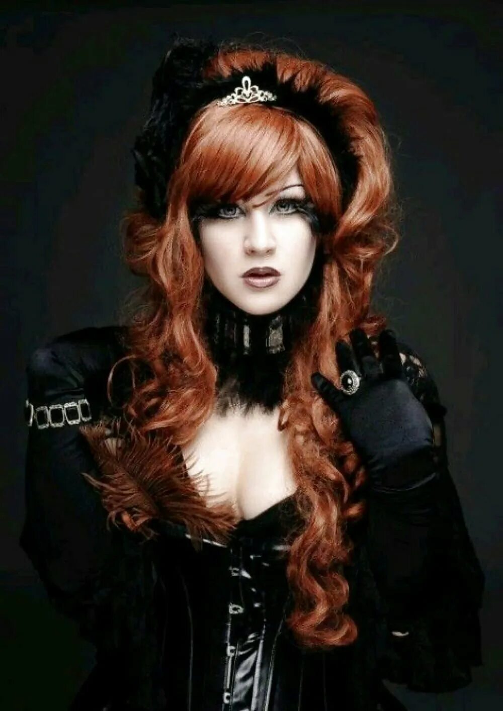 Прическа в стиле готика. Прически готов. Прически готов. Luke guinn готы. Прически в готическом стиле.