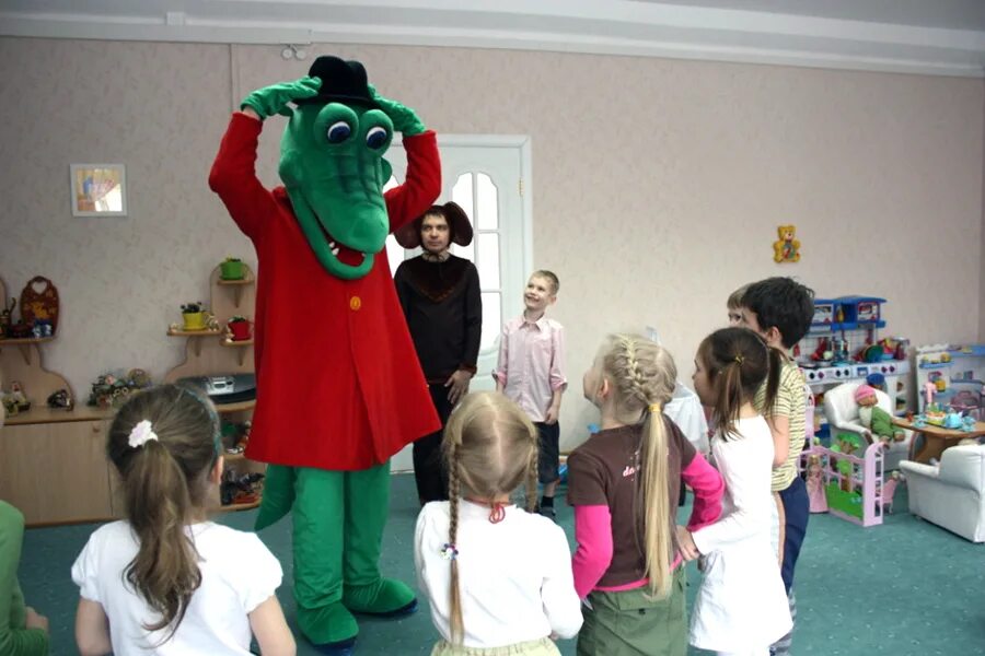 Ростовая кукла крокодил гена и чебурашка. Аниматоры гена и чебурашка. Аниматор чебурашка и крокодил гена. Аниматор чебурашка уфа. Аниматор крокодил гена.