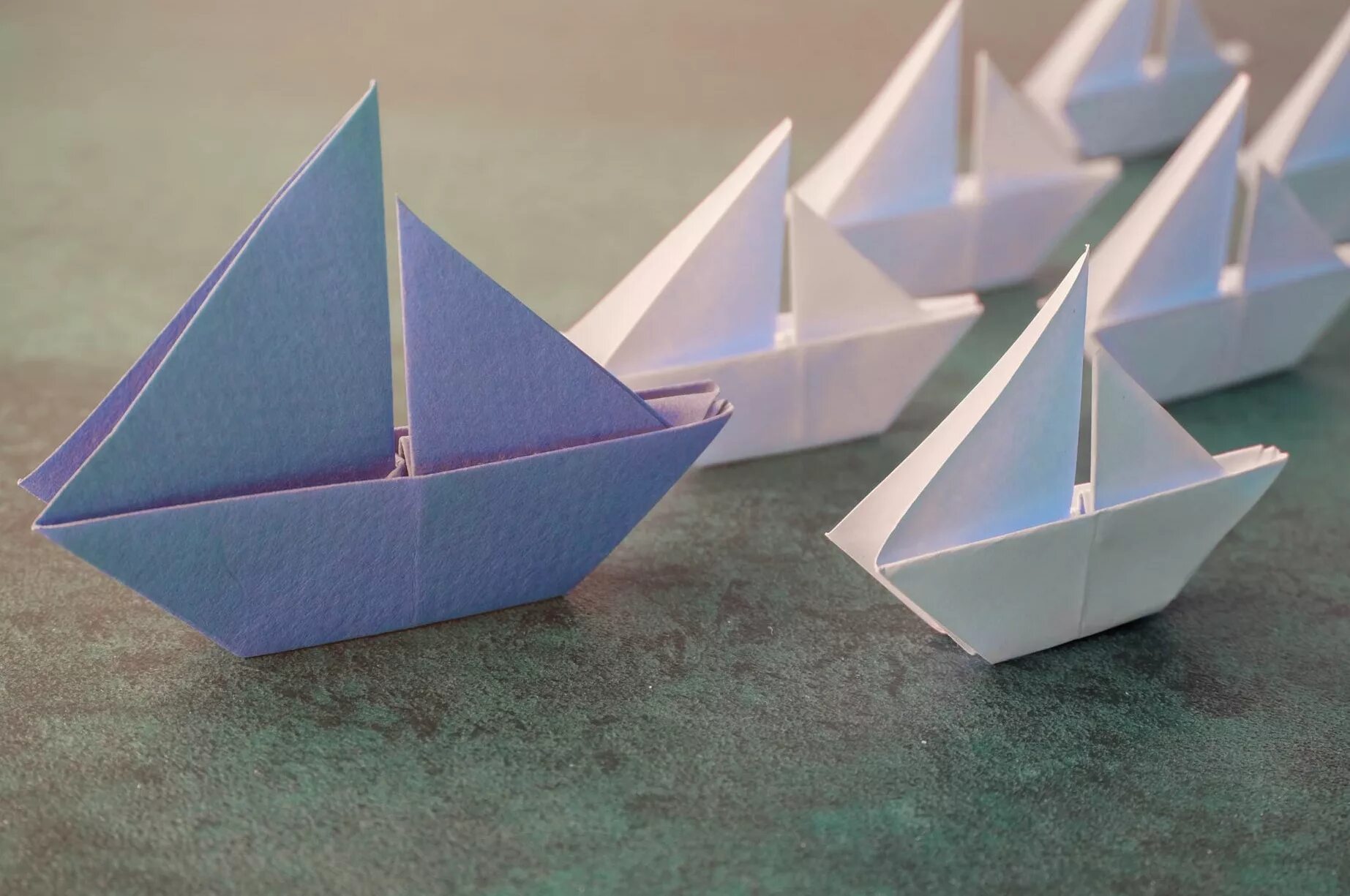 Как сделать кораблик из бумаги фото. Оригами кораблик Пароходик. Оригами парусник в подготовительной группе. Корабль из бумаги. Оригами корабль.