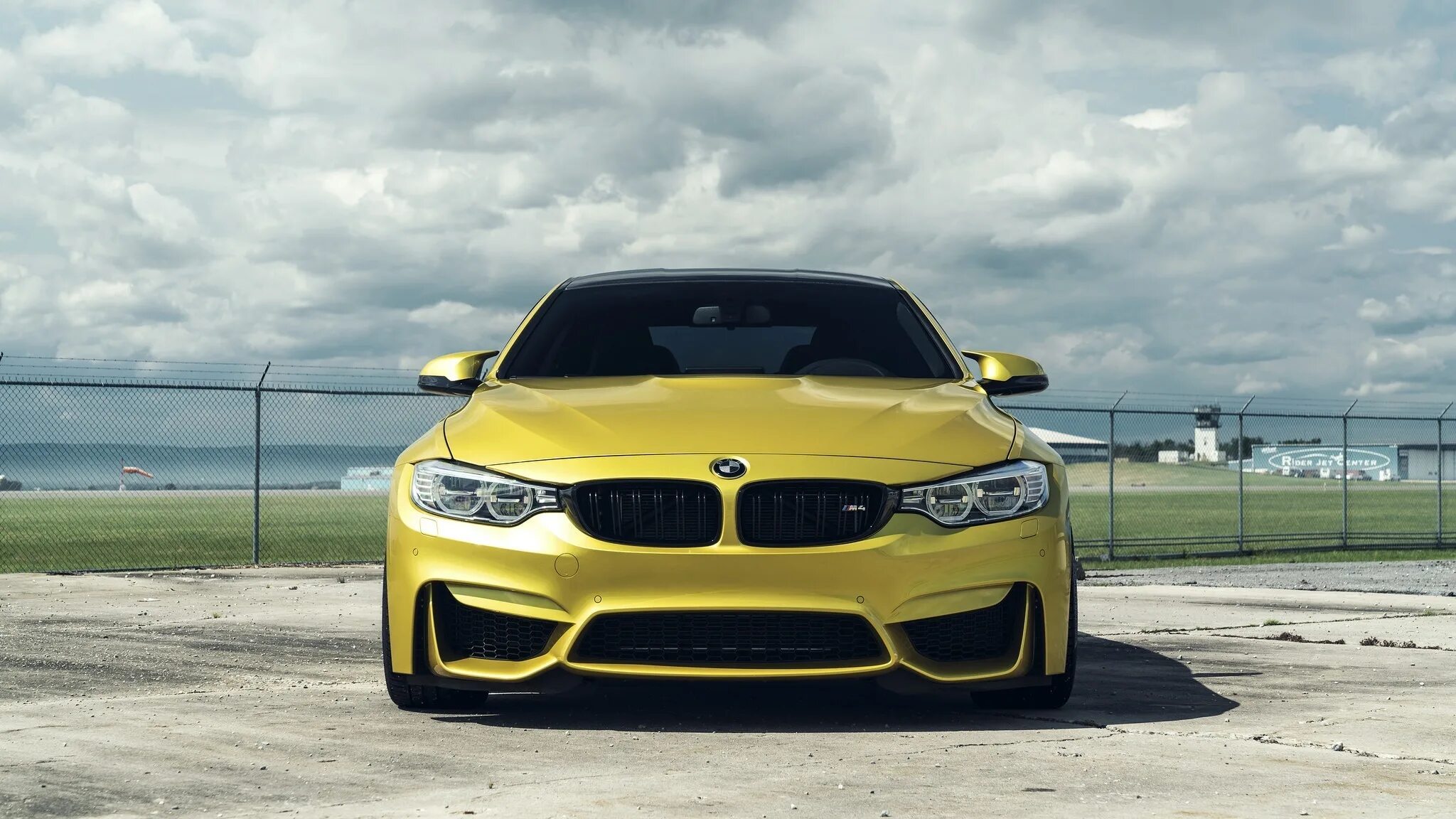 Бмв м4 обои. BMW m4 f82. БМВ м4 2004. BMW m4 f82 Золотая. М4 ф82.