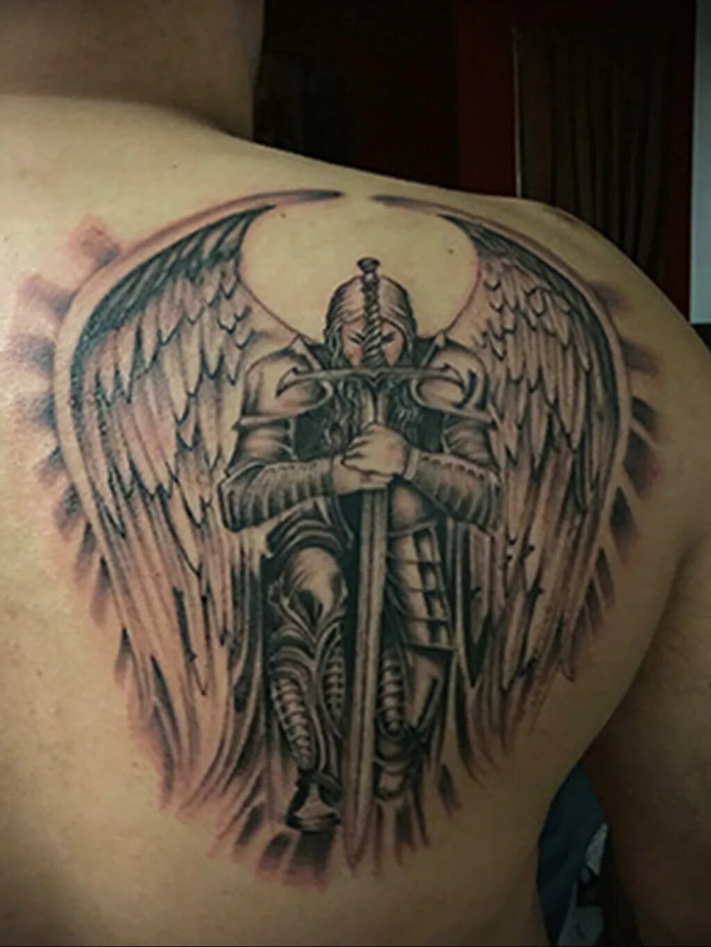 тату ангел. тату архангел. тату ангел с мечом. наколка архангел на спине. тату ангел воин.