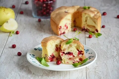 Шарлотка с ягодами в духовке