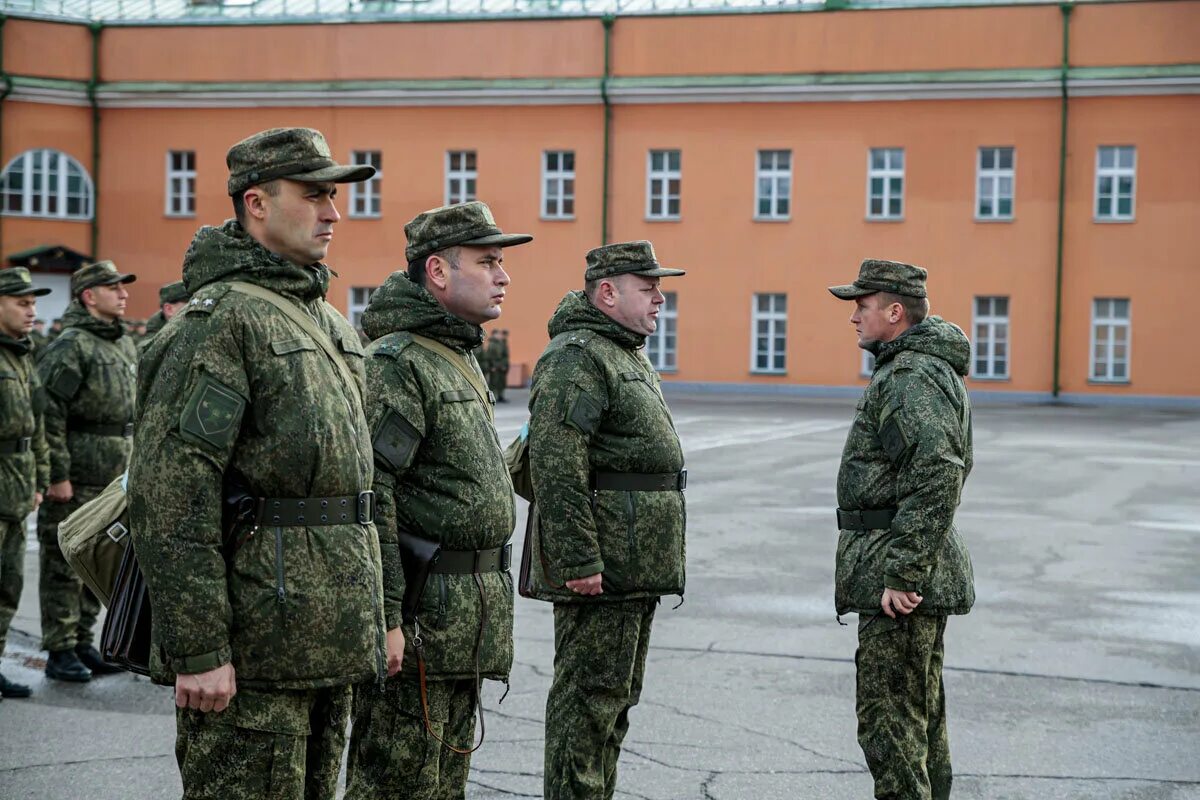 Строй солдат. Военное построение. Солдаты на плацу.