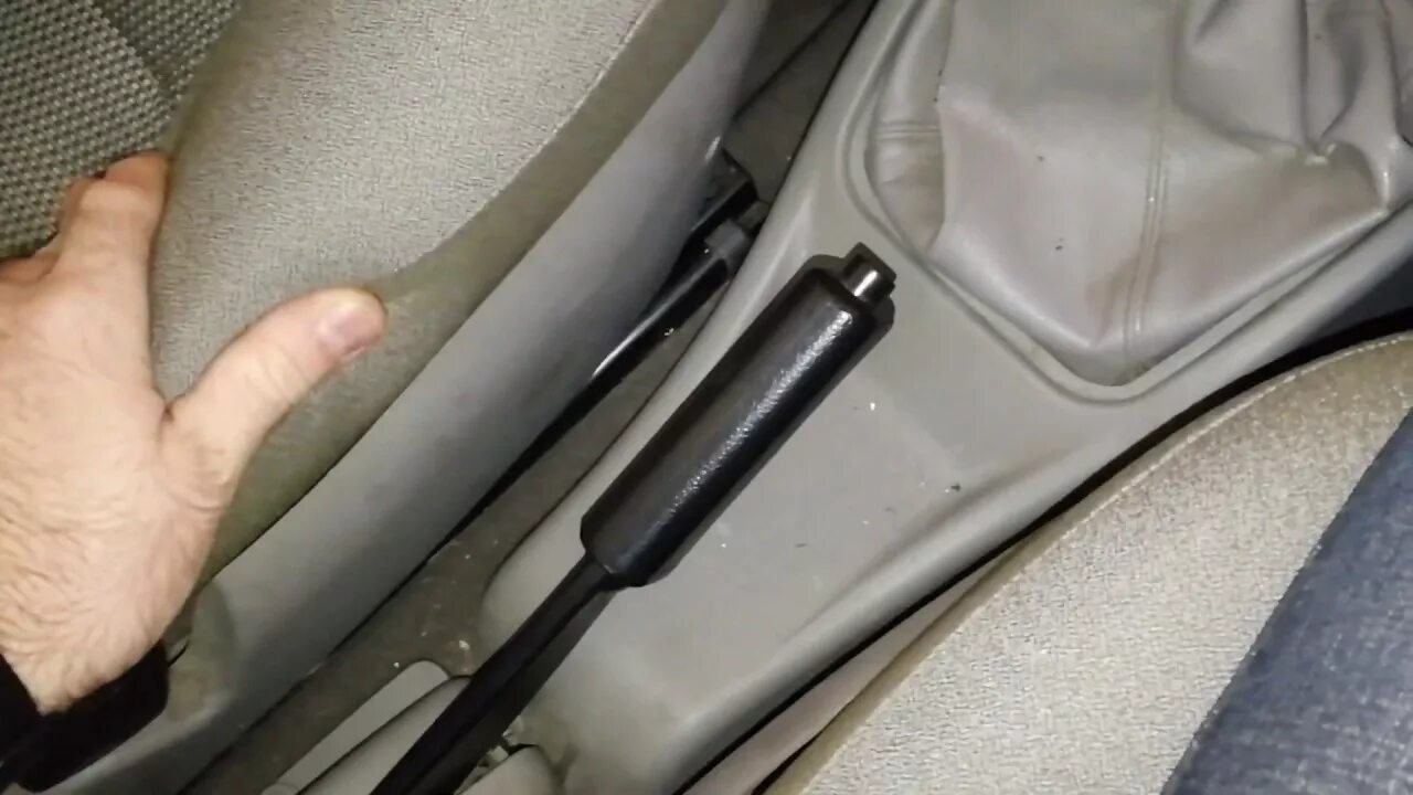 Подлокотник и ручка ручника - Lada Калина 2 хэтчбек, 1,6 л, 2013 года стайлинг D