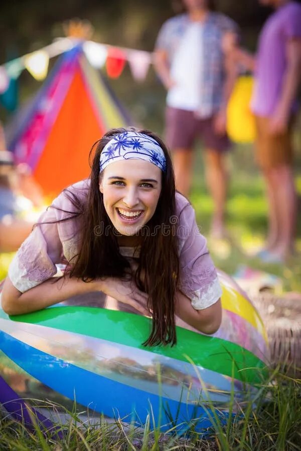 Nicole Beachball. Woman on Beachball. Девушка надувает пляжный мяч. Девушка сдувает пляжный мяч. She is at camp