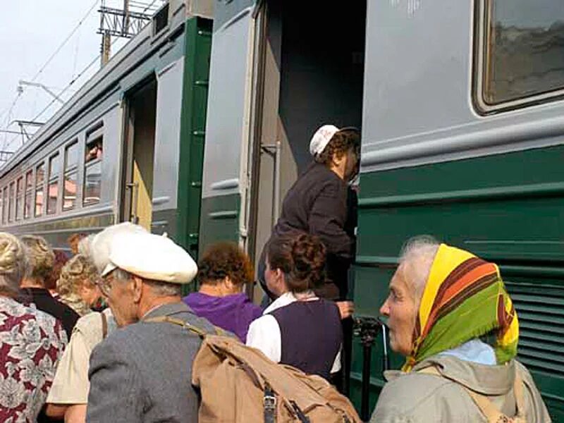 Электричка битком. Едем на поезде на дачу. Едем на поезде на дачу. Новокузнецк городская электричка. Едем на поезде на дачу.