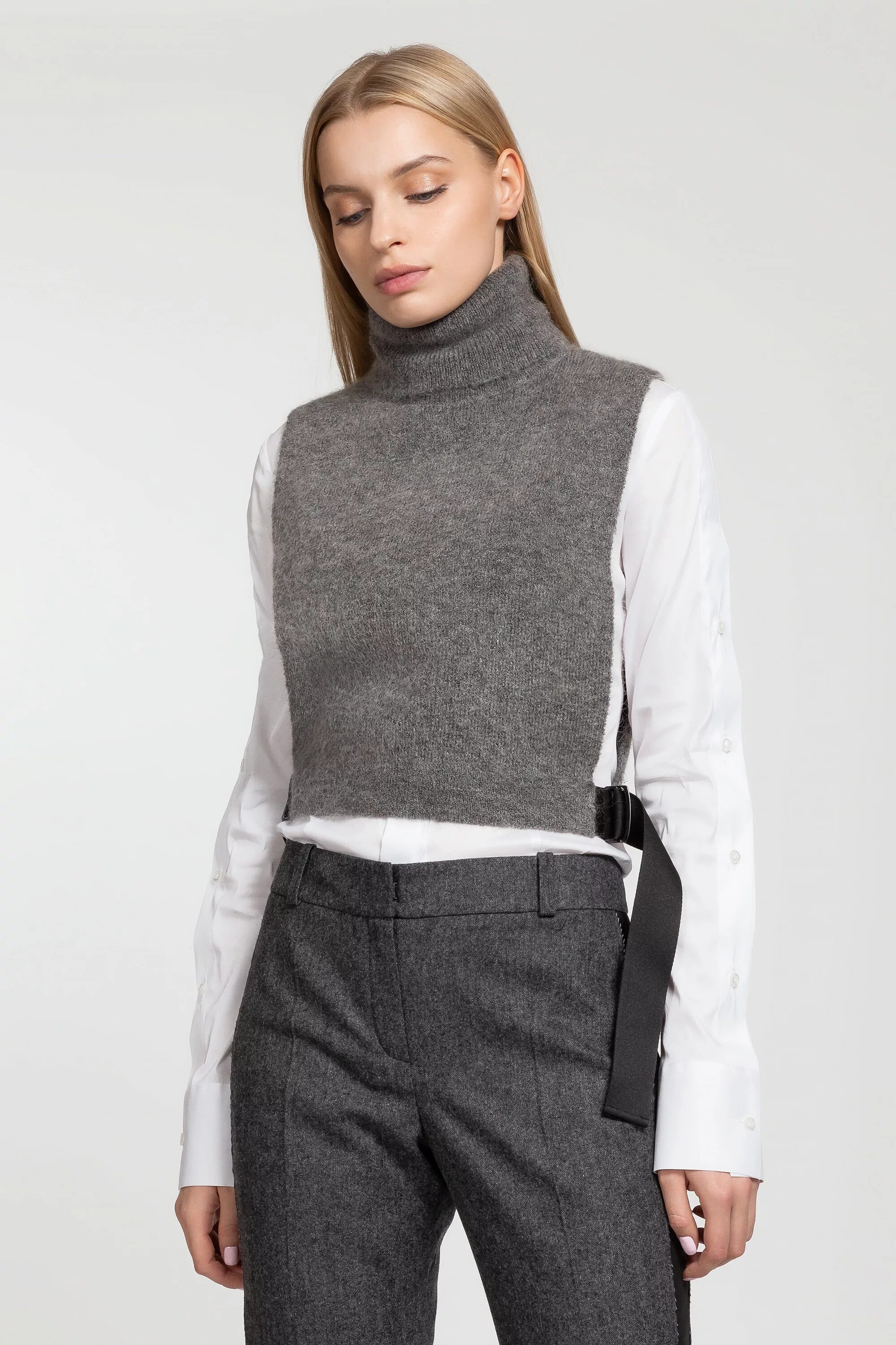 Вязаный жилет с воротником манишка. Манишка-жилетка женская. Безрукавка с горлом женская. Жилет с жемчужным узором. Жилетки для промоутеров.