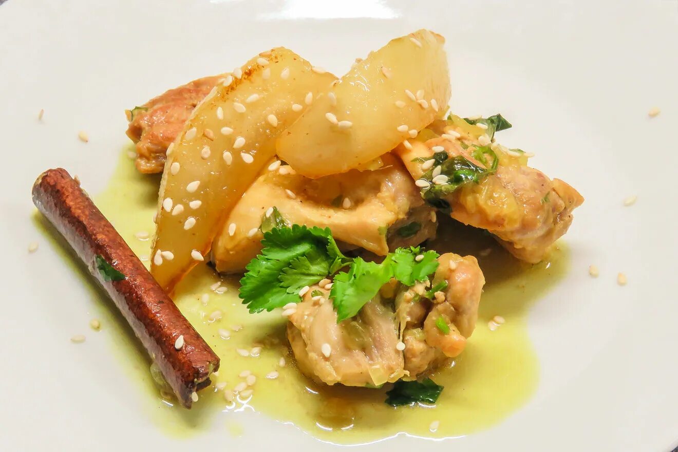 Курица с корицей. Курица с грушей в духовке. Голень курицы. Куриные ножки 2 шт. Куриные ножки.