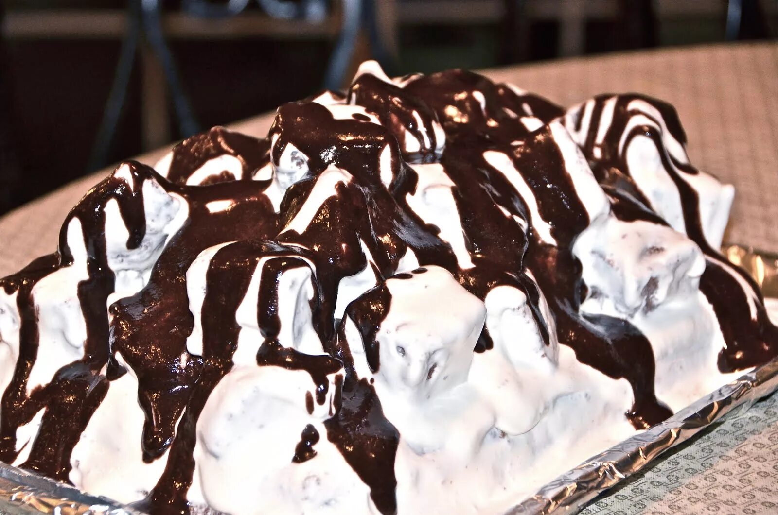 Шоколадный пинчер торт. Пинчер со сметаной рецепт. Графские развалины торт метрополь. Кучерявый пинчер. Торт кучерявый пинчер.