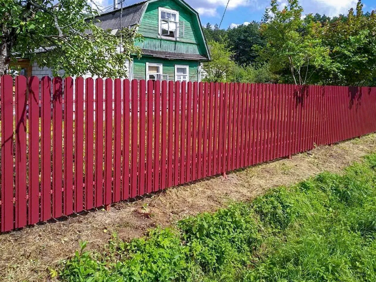 Забор под ключ московская область калькулятор. Забор с евроштакетника. Евроштакетник для забора. Забор из евра штокетника. Забор из евроштакетника цвет 3005.