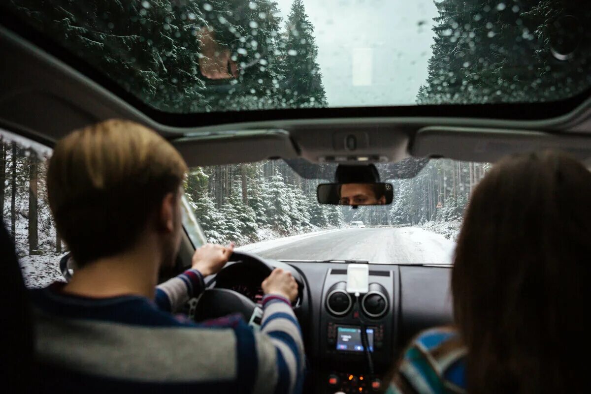 You must to drive. Пара путешествует на машине. Путешествие на машине. Ехали машины. Путешествие на авто зимой.