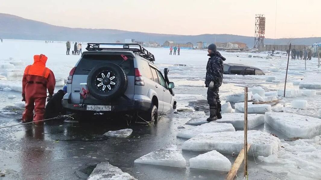 Можно на машине на лед. Машина во льду. Машина провалилась под лед. Лебедка на ледяной переправе. Переправа на машине по льду.