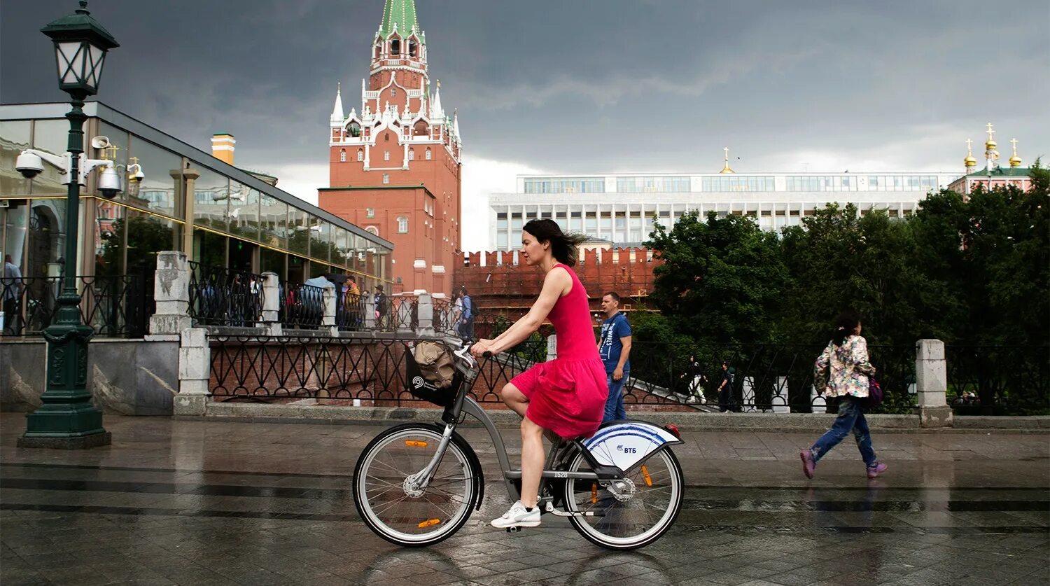 В москве совершено. Жители Москвы. Велопрокат в Москве. Москва в июне. Дождь в Москве.