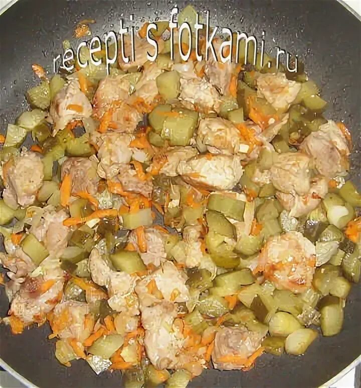 Мясо в огуречном рассоле рецепт. Азу из свинины с солеными огурцами без картошки с подливкой рецепт. Азу из свинины с солеными огурцами. Тушеные корнишоны. Свинина тушеная с солеными огурцами.