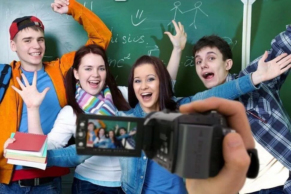 Школьники в классе. Старшеклассники на уроке. Школьные программы старших классов. Ученики в школе. Старшие школьники.