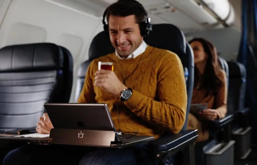 Бизнес класс иванов. Business class Seats. Полет бизнес классом чтение книги. Телефоны бизнес класса. United Airlines first class.
