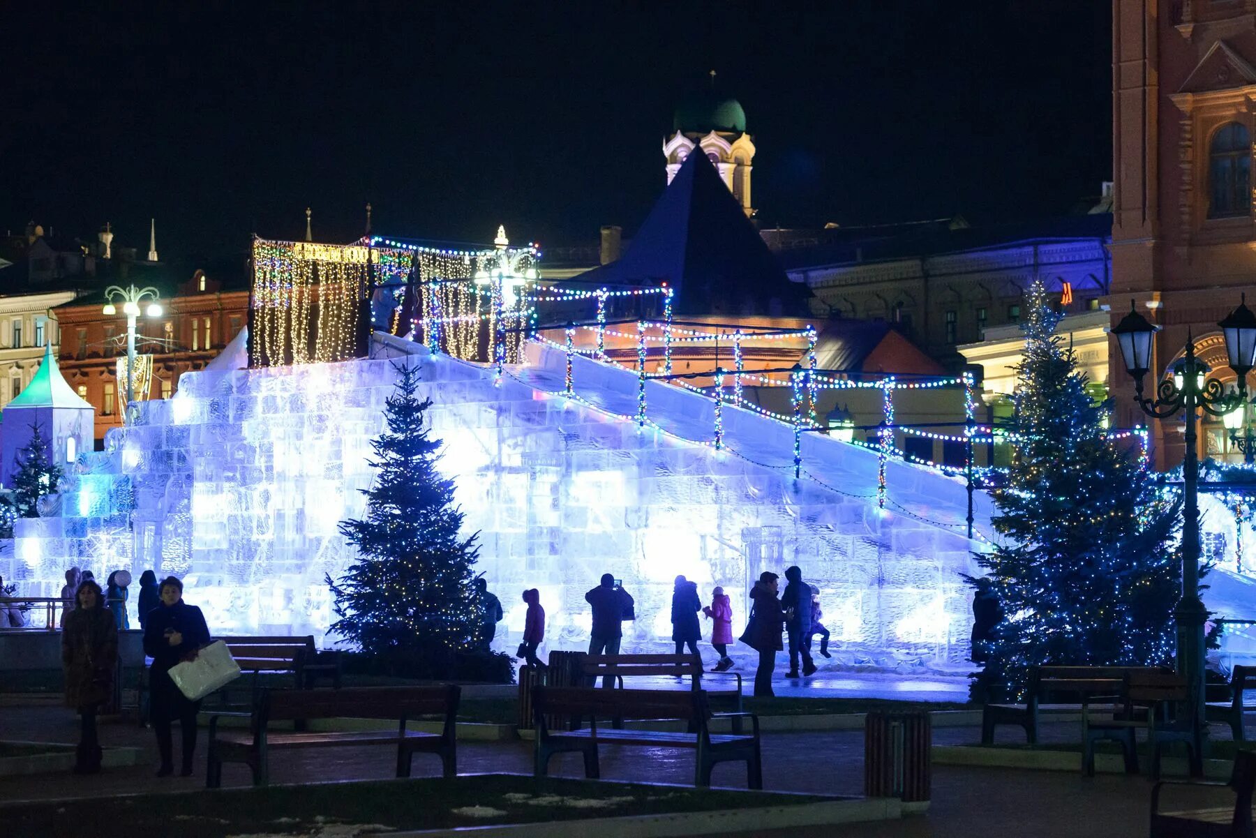 Где в москве самая большая ледяная горка. Ледяная горка. Ледяная горка на манежной площади. Самая большая горка в москве. Парк косинский ледяная горка.