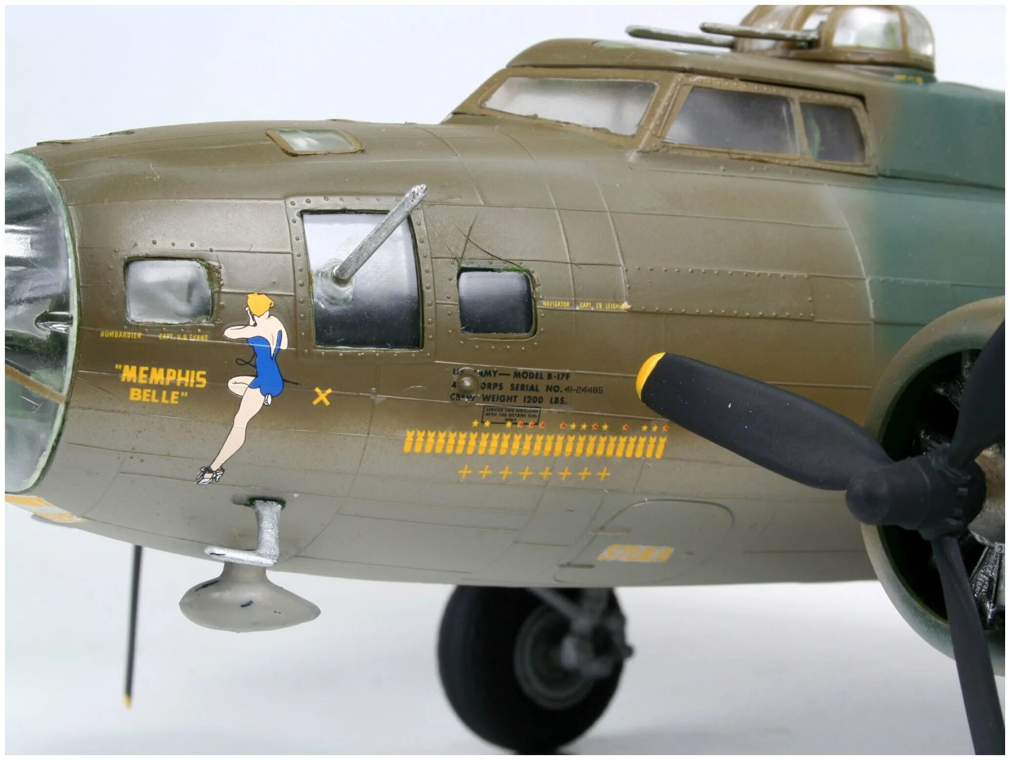 04297 Самолет Boeing b-17f 'Memphis Belle' Revell. Модель самолета Rewell b-17f Memphis Belle 1-48. Сборная модель Revell b-17f Memphis Belle (04297) 1:48. Cамолет b-17f Memphis Belle.