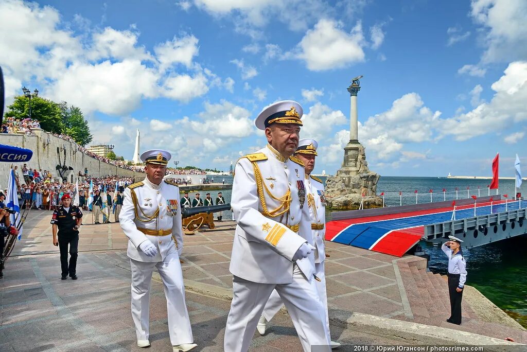 Морской флот севастополя. Парад Черноморского флота в Севастополе. День ВМФ ЧФ Севастополь. Черноморские моряки парад Севастополь. Военно морской флот Черноморский на параде.