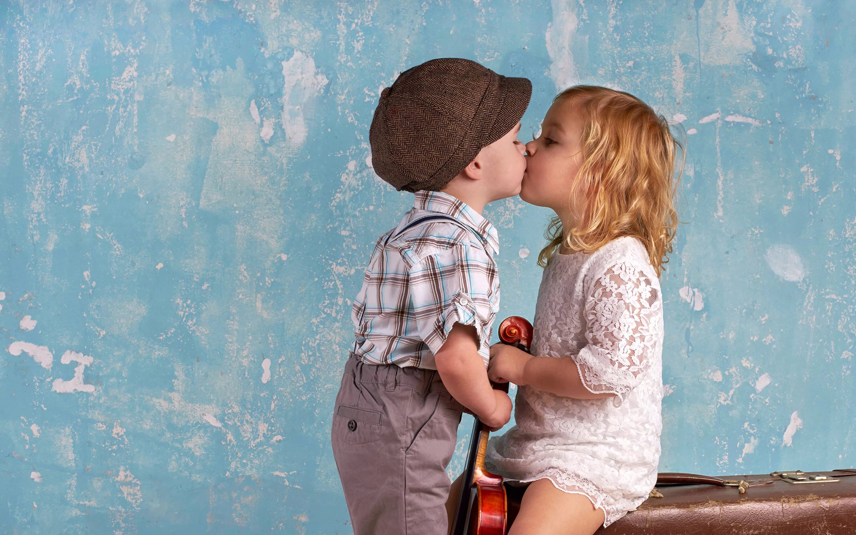 Лапает младшую. Мальчик и девочка маленькие. Поцелуй. Мальчик и девочка первый поцелуй.