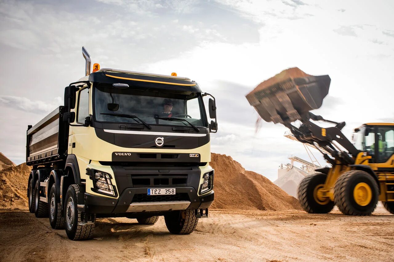 Спецтехника и грузовики в новопокровке. Mercedes unimog u400. Volvo fmx 8x4. Спецтехника и грузовики в новопокровке. Самосвал камаз 6522 риат.