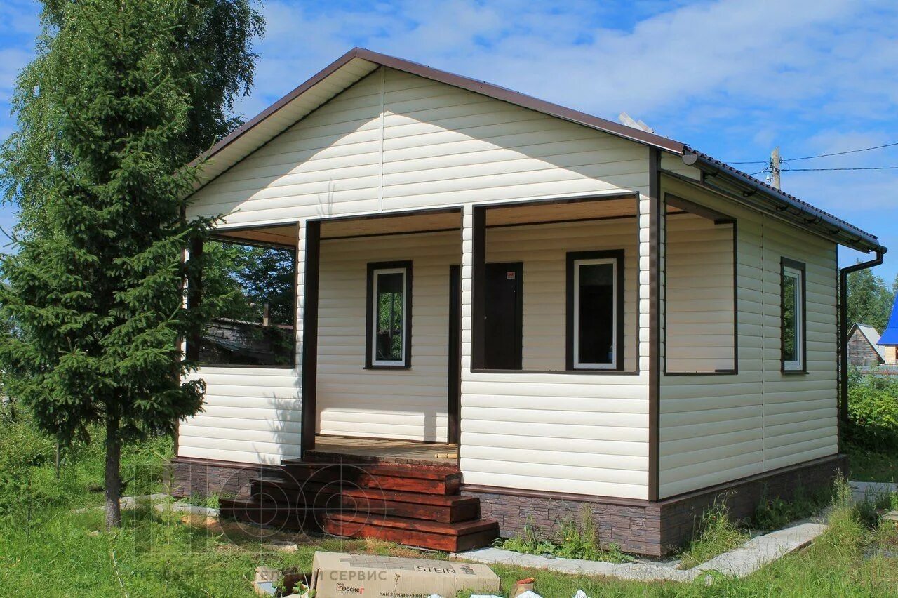 Сайдинг гранд лайн серый. Дачный домик сайдингом. Дом обшитый сайдингом. Дачный дом обшитый сайдингом. Дома с оцинкованной крышей.