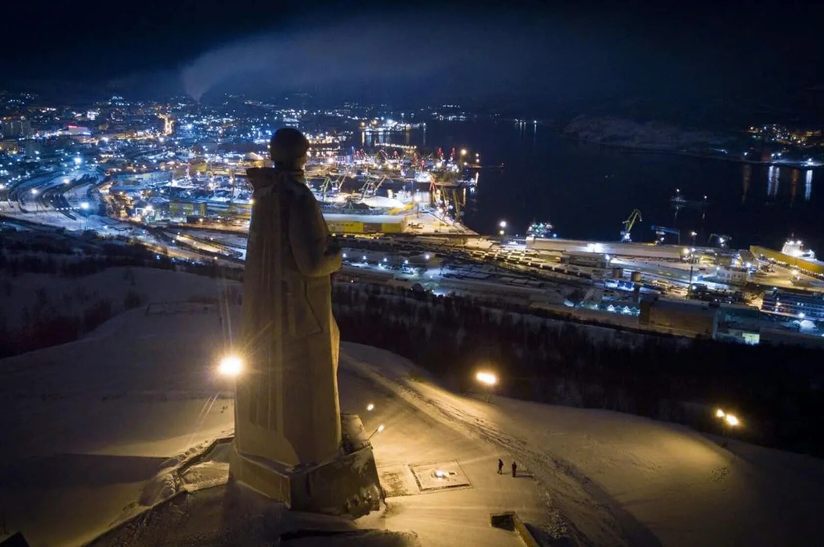 северное сияние и памятник алеша мурманск. памятники города мурманска. как называется песня холодный город мурманск. памятник алеше в мурманске. мурманск достопримечательности алеша.