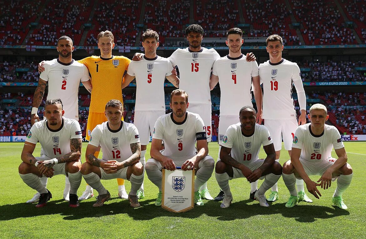 Футболист англия. Англия national team football. Сборная англии евро 2020. Форма англии на евро 2020. Футбольная сборная англии.