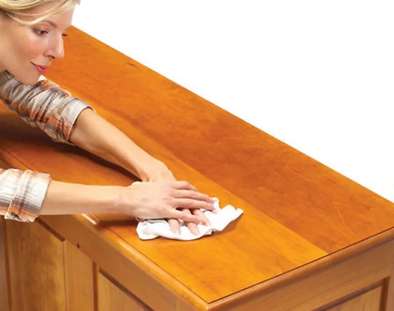 Протирает деревянную мебель. Протирает стол. Протирка полированной мебели. Протирает столы и мебель. Как правильно глянцевый