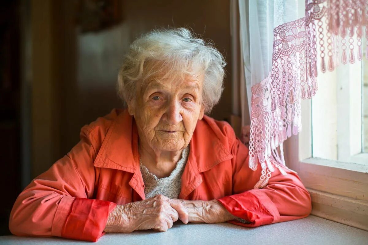 Живу в доме свекрови. Пожилая женщина. Женщина 90 лет. Портрет пожилой женщины. Добрая пожилая женщина.