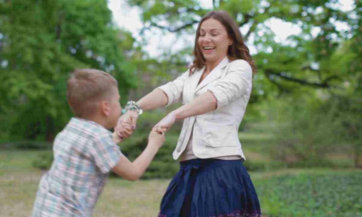 Маменькин сынок италия. Парня мамы видео. Мама обнимает малыша. Мама и несовершеннолетний сын. Парня мамы видео.