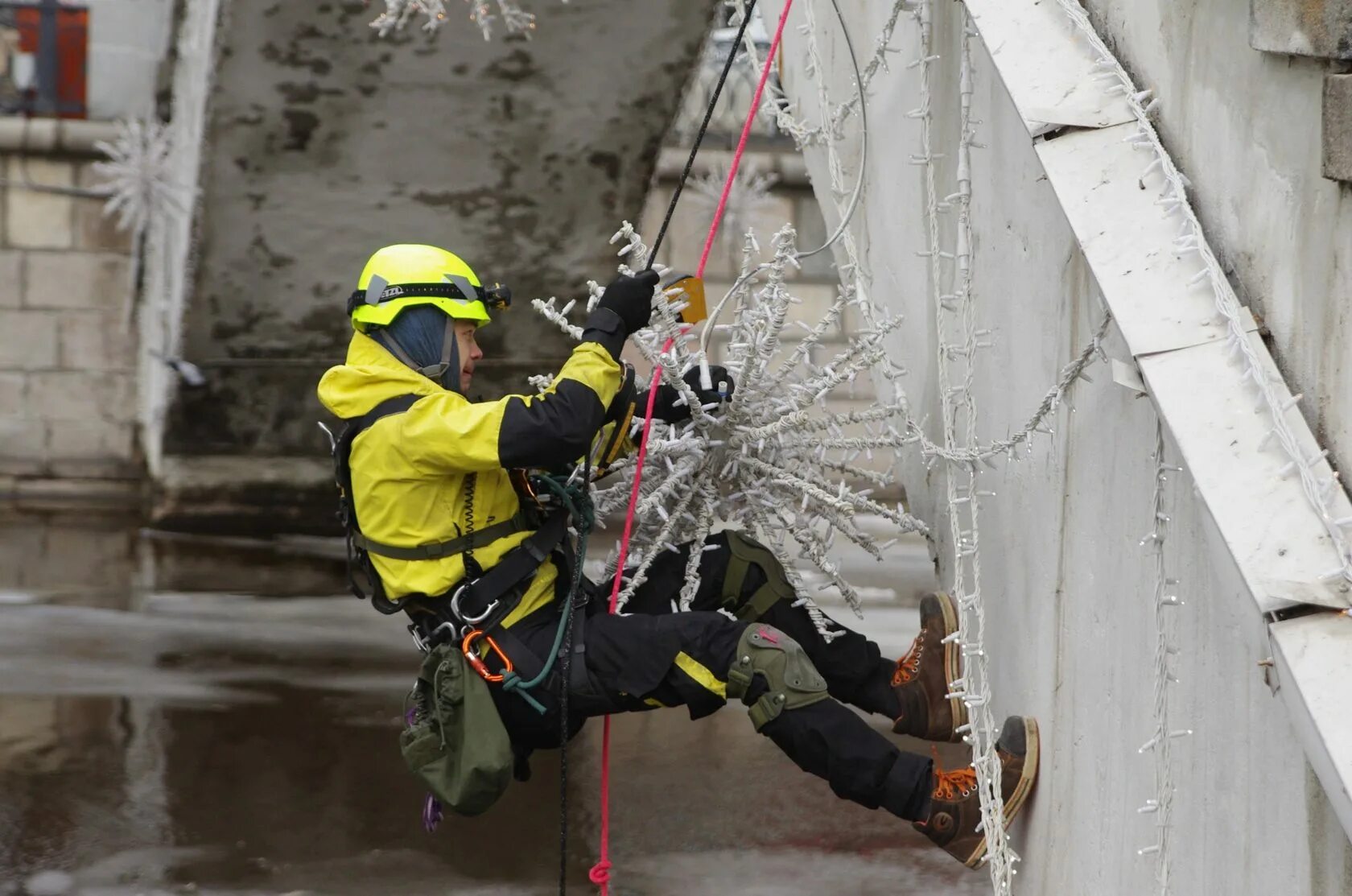 Электрик. Электромонтаж. Высотники монтажники альпинисты. Монтажные работы в москве. Строительно монтажные работы.