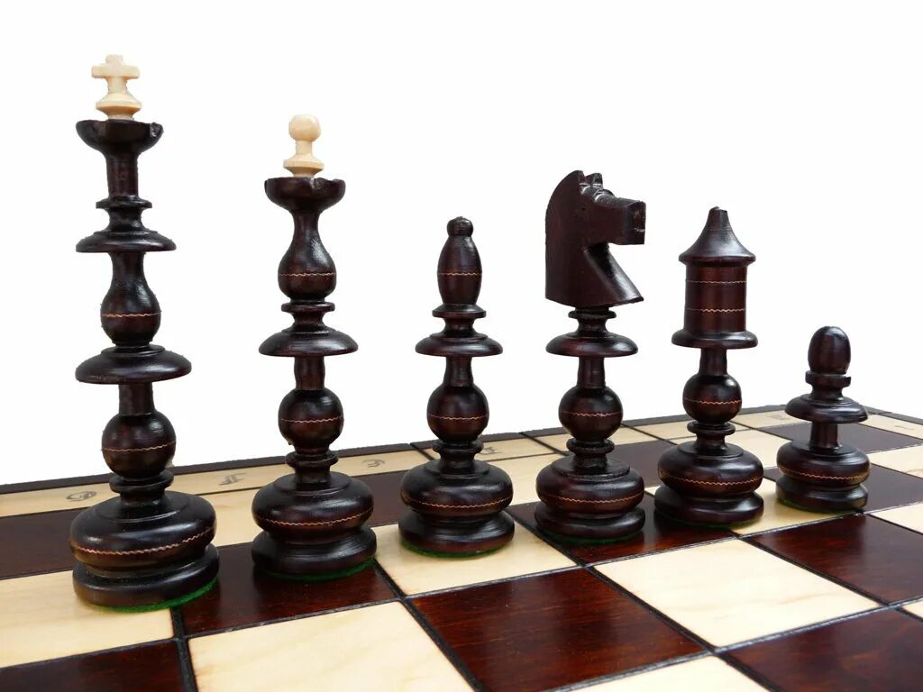Чессок шахматы. Madon шахматы Старая Польша. Шахматы из эбенового дерева. Стилизованные шахматы. Шахматные фигуры с высокой детализацией.