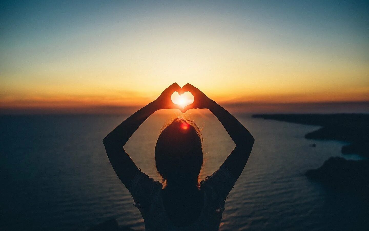 Хочу туда где закат. Одинокий мужчина на берегу моря. Каспийское море пирс. Прошу закат. Утро рассвет.