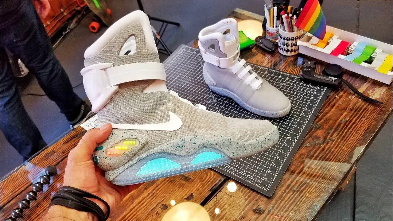 Nike кроссовки будущего. Nike air mag. nike air mag назад в будущее. самозашнуровывающиеся кроссовки nike. nike air mag supreme.
