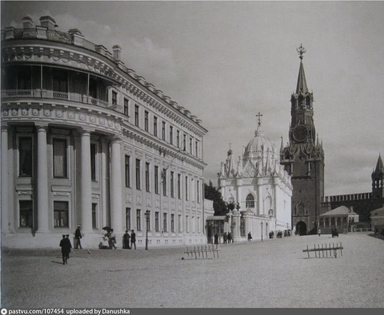 Москва Кремль Спасская улица. Здание приказов в Московском Кремле. Здания приказов в Кремле. Ивановская площадь в Кремле старые фото.