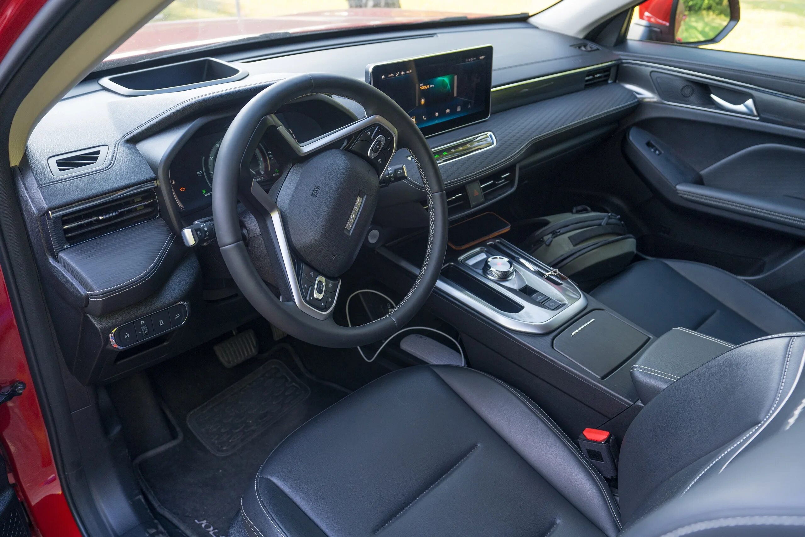 Haval jolyon фото салона За рулем смартфона. Haval Jolion меняет отношение к бюджетному кроссоверу. "Те