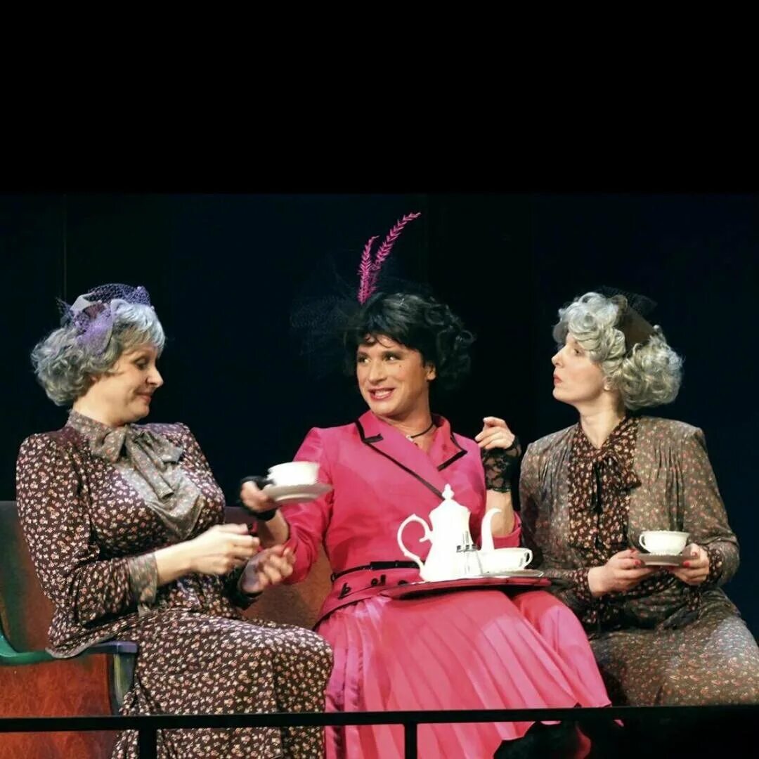 4 роли женщины. Нагиев и рост осторожно модерн. Джон траволта — эдна тернблад. Пенелопа крус в молодости. Холли берри 2023.