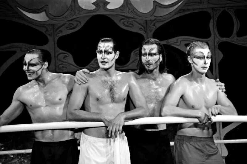 служанки спектакль виктюка. служанки виктюк сергей виноградов. служанки спектакль виктюка. иван никульча театр виктюка. служанки виктюк 2022.