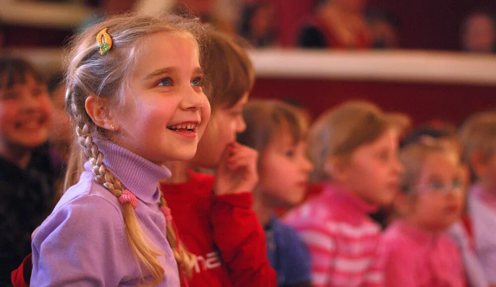 Зрители в театре. Зрители в театре. Дети в зрительном зале. Зрительный зал с людьми. Театр для детей.