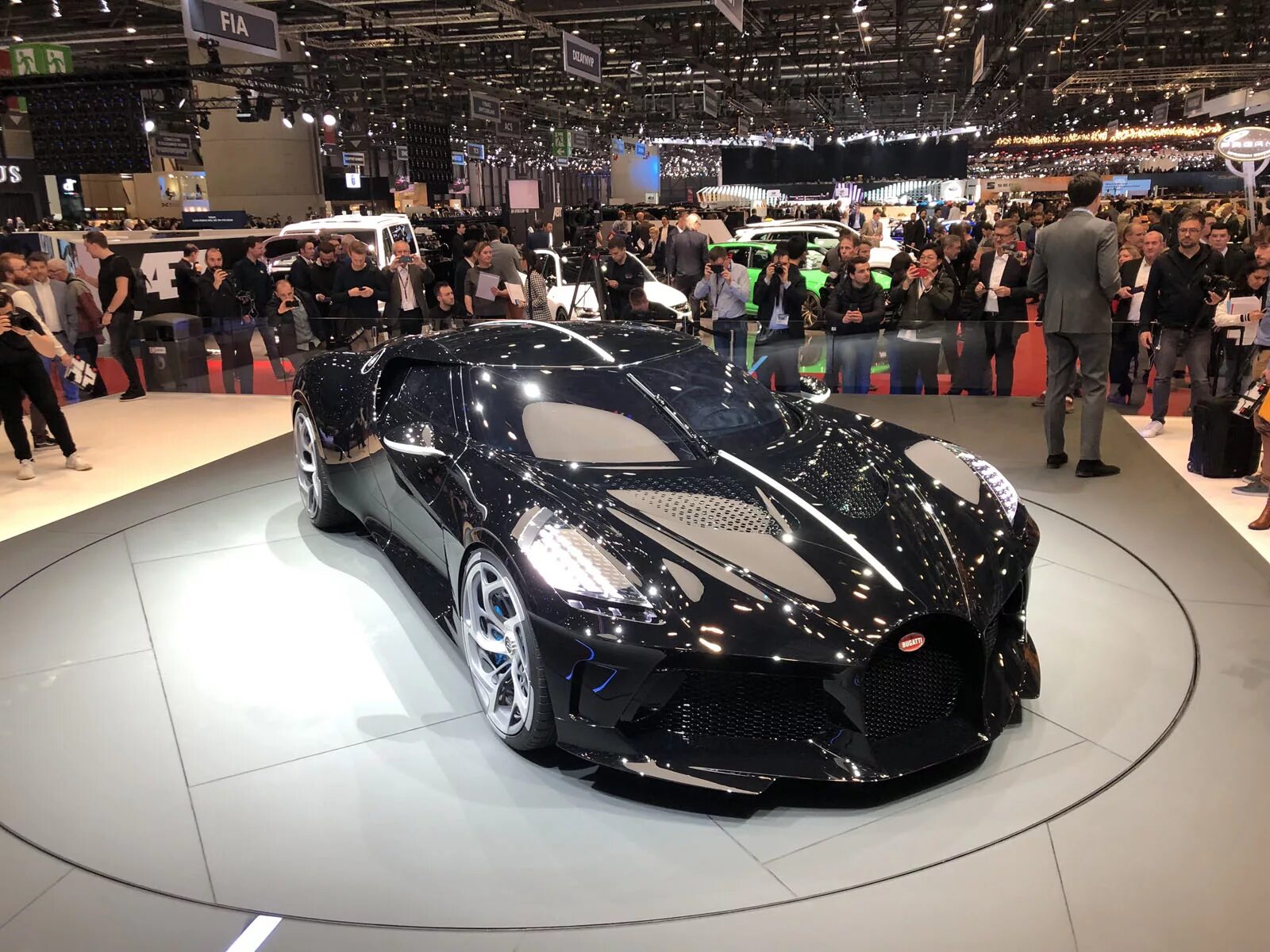 Цена самого дорого автомобиля. Бугатти Ноир 2020. Бугатти Ноир 2021. Lykan Hypersport — 3 400 000 $. Самая дорогая Бугатти в мире 2020.