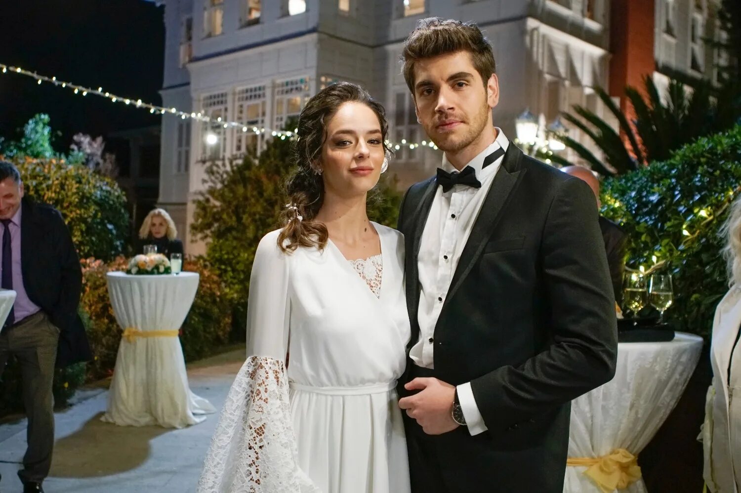 Держи мою руку турецкий. Elimi birakma сериал. азра и дженк сериал турецкий. азра и дженк сериал турецкий свадьба. алина боз elimi birakma.
