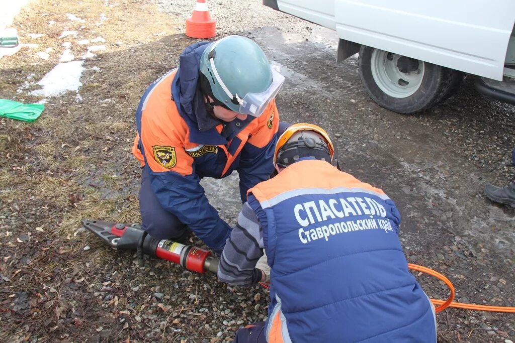 Профессиональными аварийно спасательными службами. Противопожарная и аварийно-спасательная служба. тревога спасатели. добровольная спасательная служба австрия. полигон для отработки насф.