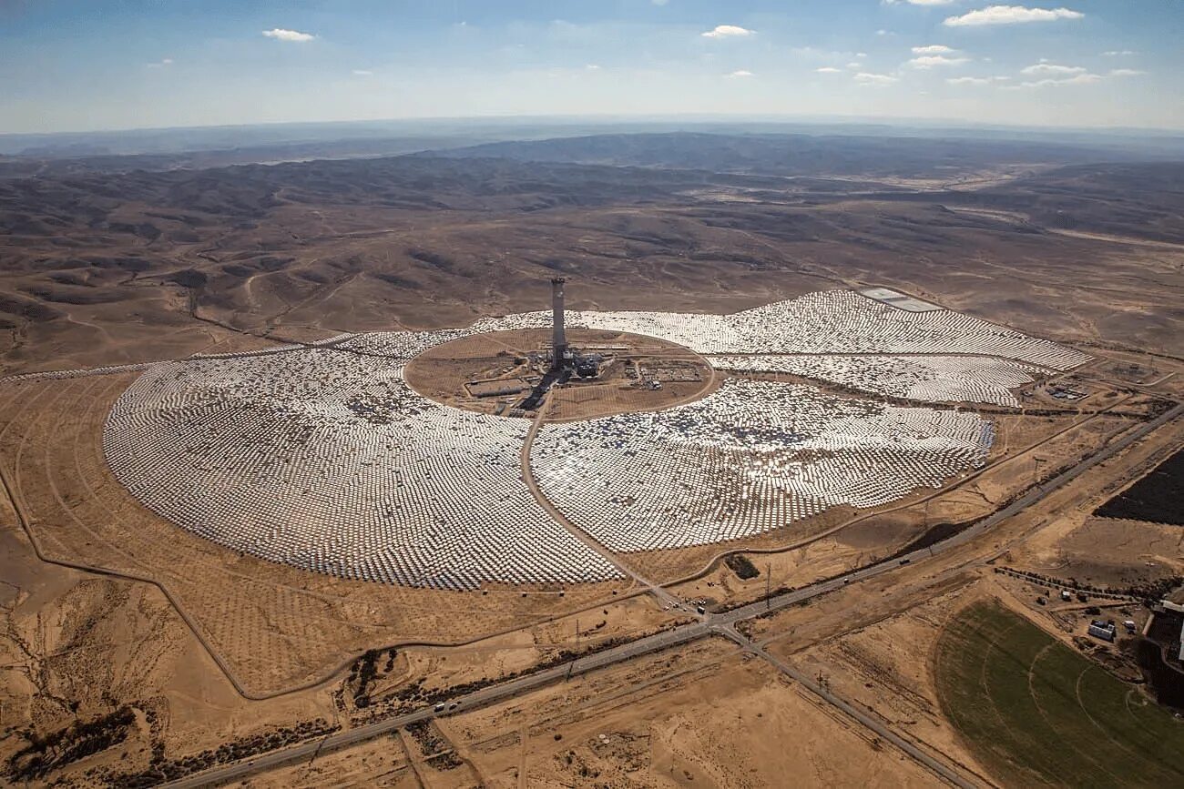 Какая электростанция самая крупная. Солнечная электростанция в пустыне Негев. Солнечная электростанция «Ашалим» в Негев. Солнечная башня в Израиле. Электростанция Ашалим.