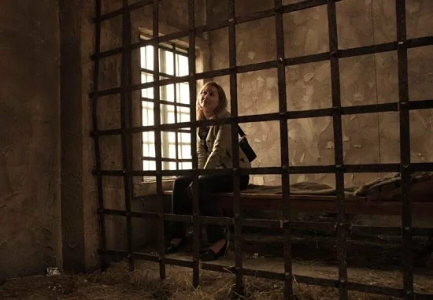 Девушку посадили в тюрьму. Темница Марии сериал. Девушка в темнице. Девушка в клетке. Девушка в клетке на цепи.