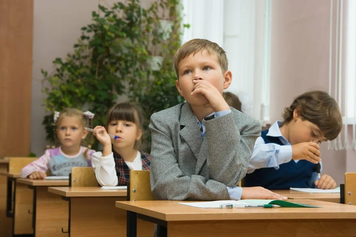 Класс с учениками. Дети слушают учителя. Внимательный ребенок на уроках. Класс с учениками. Младший школьник и учитель.