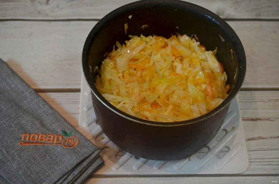 Тушеная капуста с мукой. Тушеная капуста с яблоками. капуста тушёная с яблочко.
