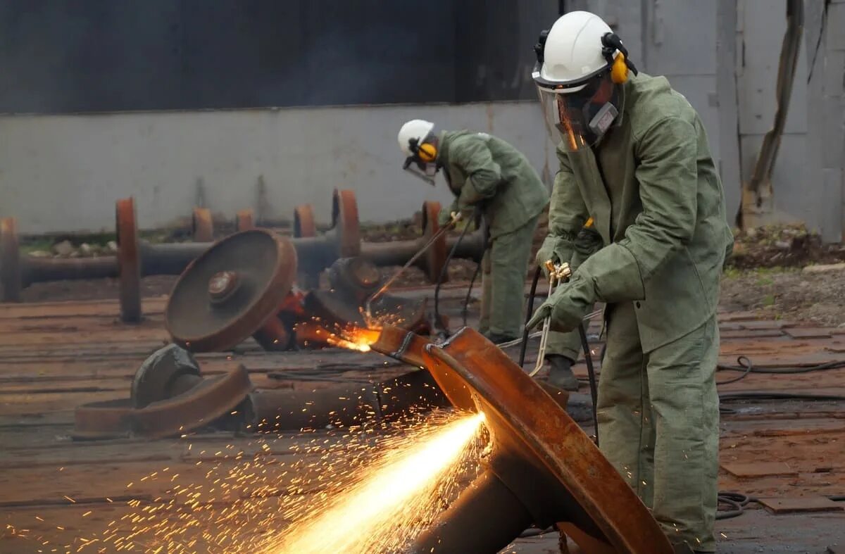 Демонтаж металлу. Газорезчик металлолома. газорезка металла. демонтаж металлоконструкций. газорезчик металла.