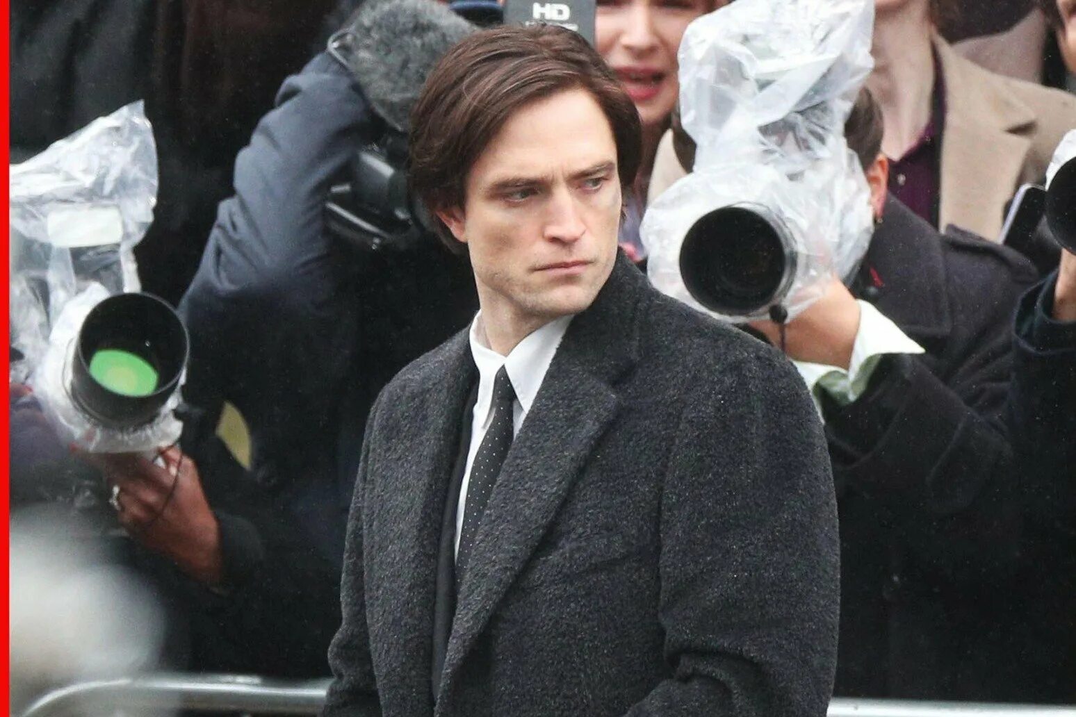 Бэтмен с паттинсоном. The batman 2021 роберт паттинсон. Брюс уэйн 2022. Роберт паттинсон бэтмен. Бэтмен 2021 роберт паттинсон.