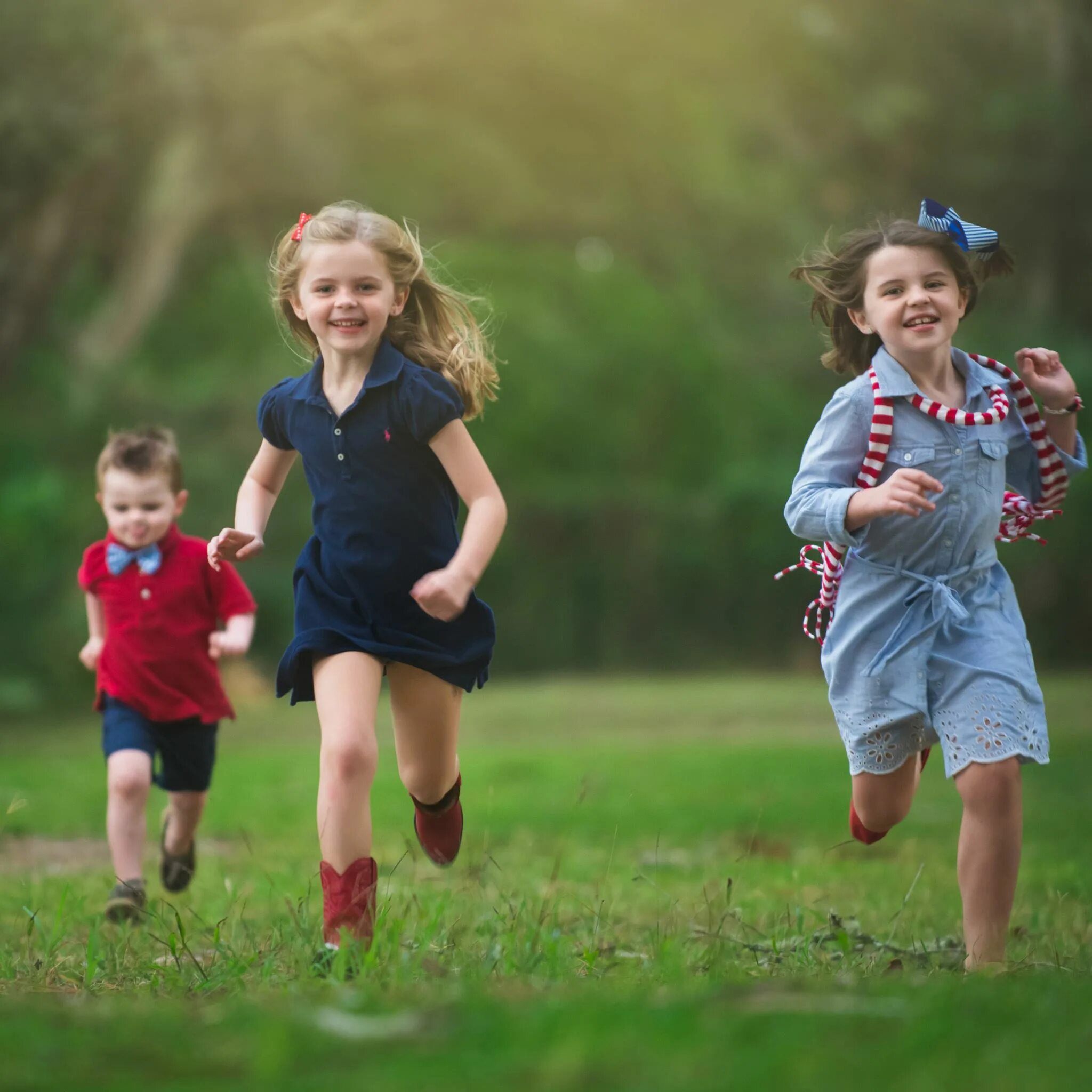 Children appear. Дети бегают в парке. Девочка бежит. Радостные дети. Радостные дети в парке.